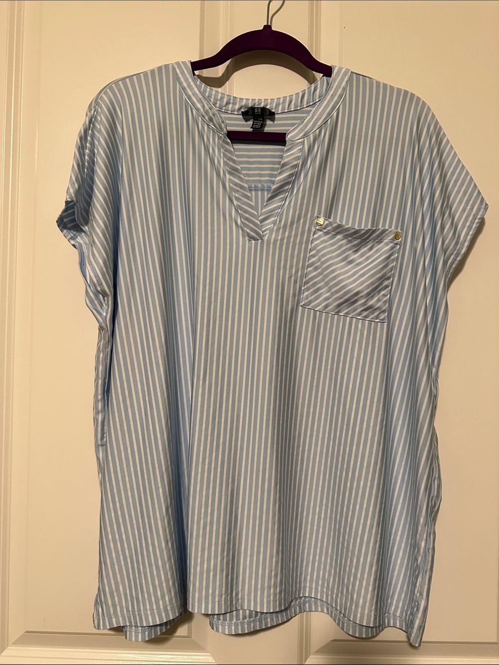 Jones New York Light Blue and White Striped Short Sleeve V-Neck Shirt XL
